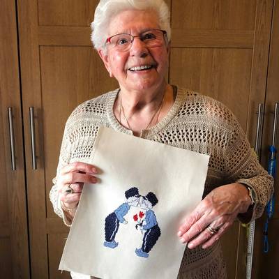 Oma Miet (85) borduurt kussende jongens voor haar kleinzoons