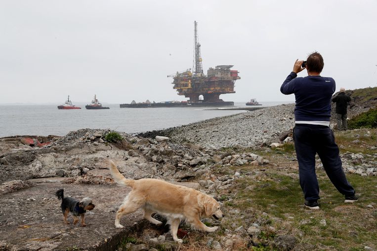 Het platform van de Brent Delta wordt in mei 2017 weggesleept naar het Britse Hartlepool. Beeld REUTERS