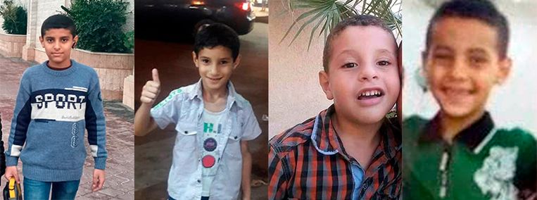 De broers Suheib, Yahya, Osama en Abdurrahman al-Hadidi woonden in het overvolle vluchtelingenkamp Shati in Gaza-stad. Ze sliepen toen een Israëlische bom het huis van hun oom en tante vernielde, waar ze verbleven. Beeld NYT