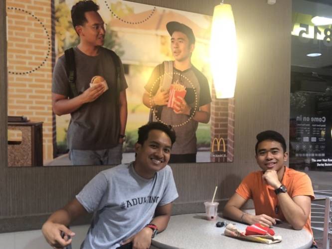 Geniaal: studenten hangen hun eigen McDonald's-poster op in filiaal, na 52 dagen hangt die er nog steeds