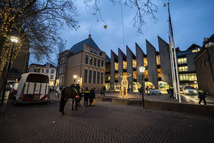 De politie en Mobiele Eenheid trokken donderdagmiddag naar het stadhuis van Zwolle. Een groep betogers eiste daar een gesprek met burgemeester Peter Snijders.