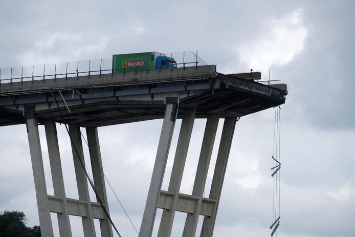 Jembatan setelah runtuh.