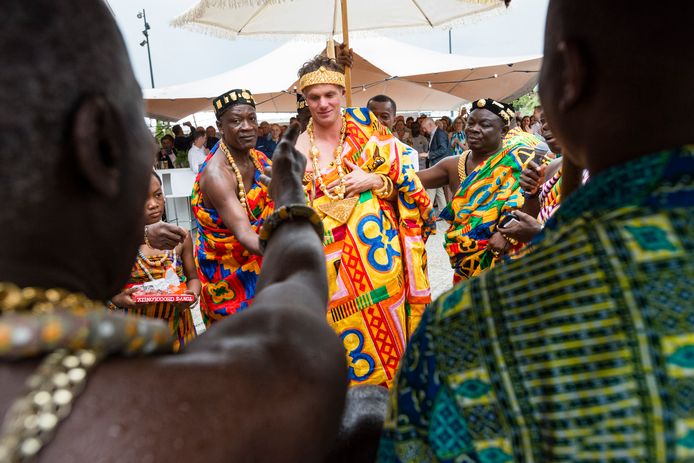 Brian Wegdam uit Haaksbergen werd in 2019 door de Ghanezen waar hij mee werkt gekroond tot chief, een eretitel.