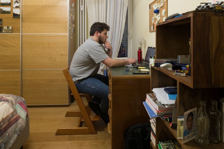  Andrea Giampaolo, 20 jaar oud, volgt zijn colleges economie nu vanuit huis in plaats van de Universiteit van Rome.
 Beeld LORENZO MACCOTTA/CONTRASTO