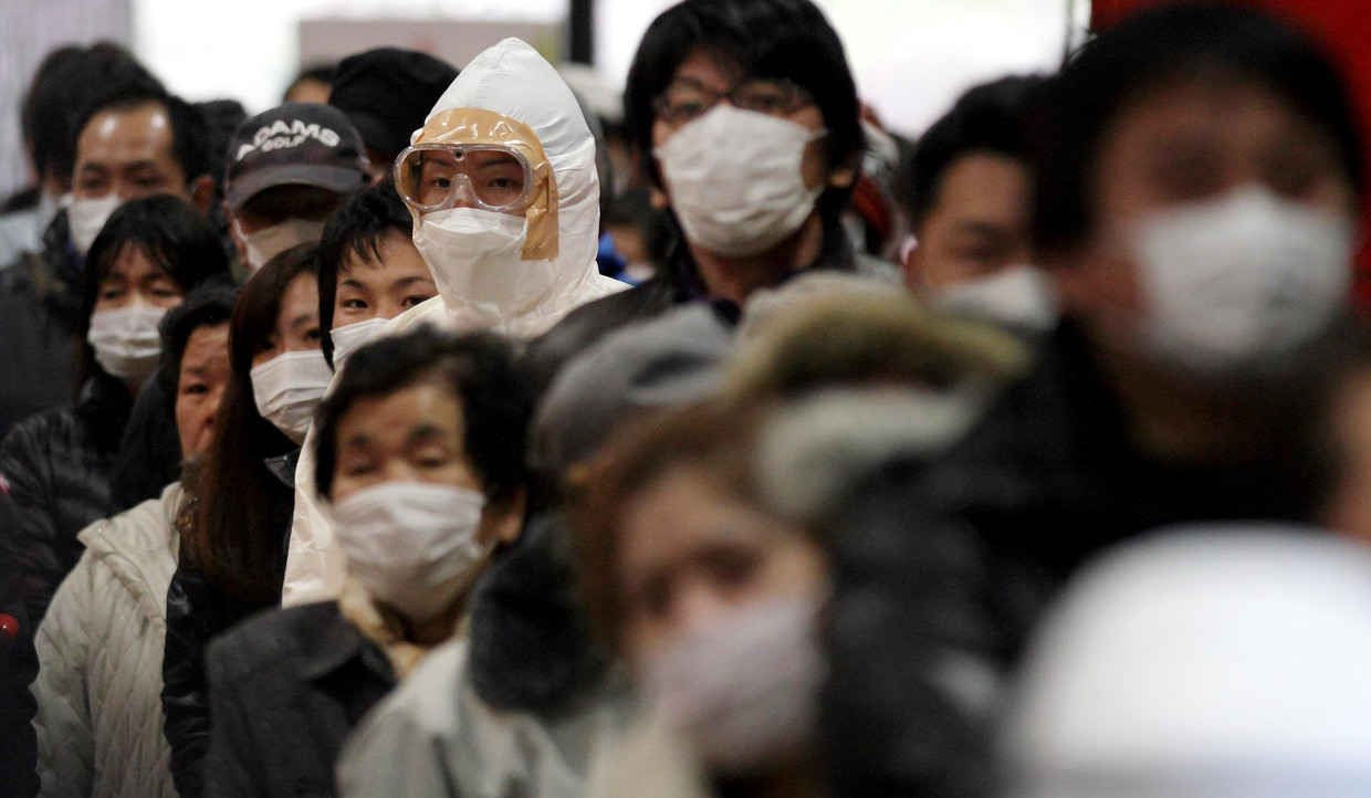 Mensen uit de omgeving van Fukushima wachten om hun stralingsniveau te laten meten. Beeld ap