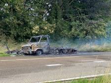 Camper vliegt in brand op A325 bij Ressen: weg tijdelijk dicht om explosiegevaar vanwege gasflessen