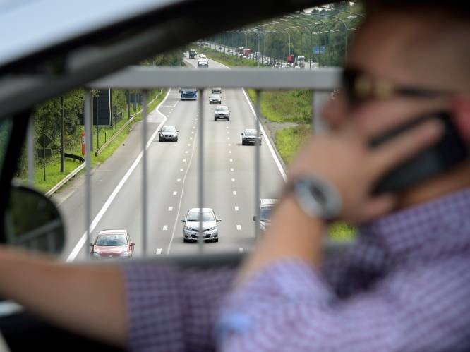 Betrapt met de gsm achter het stuur? Dan riskeer je de tijdelijke intrekking van je rijbewijs 