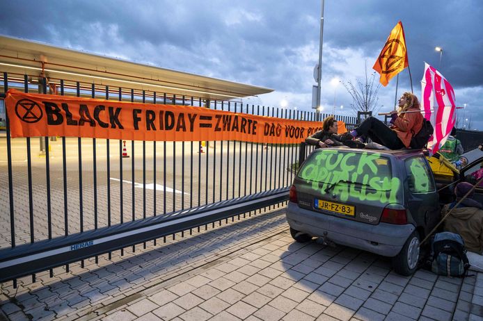 Vorig jaar protesteerde klimaatbeweging Extinction Rebellion tegen Black Friday aan het Amazon-distributiecentrum in Schiphol.