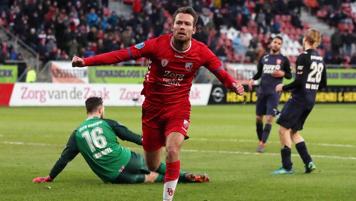 Sander van de Streek viert zijn 2-1 tegen FC Twente.