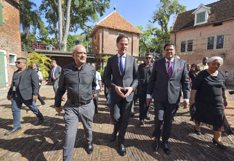 Minister-president Mark Rutte en de Surinaamse president Chan Santokhi (tweede van rechts) tijdens Ruttes bezoek aan Suriname in september 2022. Beeld RANU ABHELAKH/ANP