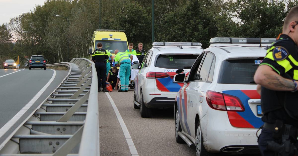 Voetganger gewond naar het ziekenhuis na aanrijding door bromfiets bij Boxtel.