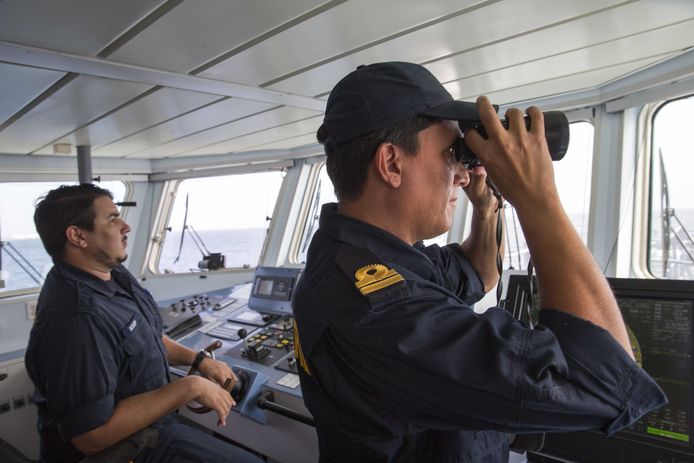De kustwacht van Aruba op patrouille. Zij controleren bootjes in de territoriale wateren rond het eiland op vluchtelingen en mensensmokkel uit Venezuela.
