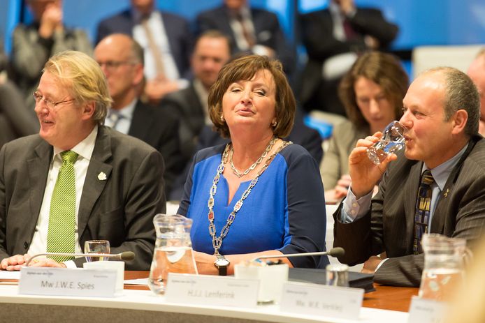 Beëdiging en installatie van de nieuwe burgemeester van Alphen aan den Rijn, Liesbeth Spies, in het gemeentehuis in bijzijn van vele andere burgemeesters en aftredend burgemeester Tjerk Bruinsma. FOTO MARTIN SHARROTT