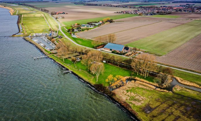 Dronebeeld van de Hitsertse Kade in Zuid-Beijerland.
