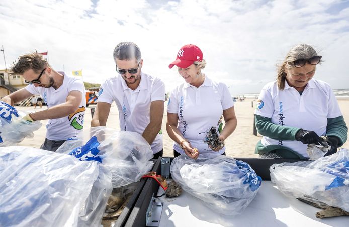 Inzamelploeg bij een deel van de dagopbrengst van de Boskalis Beach Cleanup Tour. Tweede van links Bram Peters van Save Plastics. Hij gaat van het plastic een vakantiehuis maken.