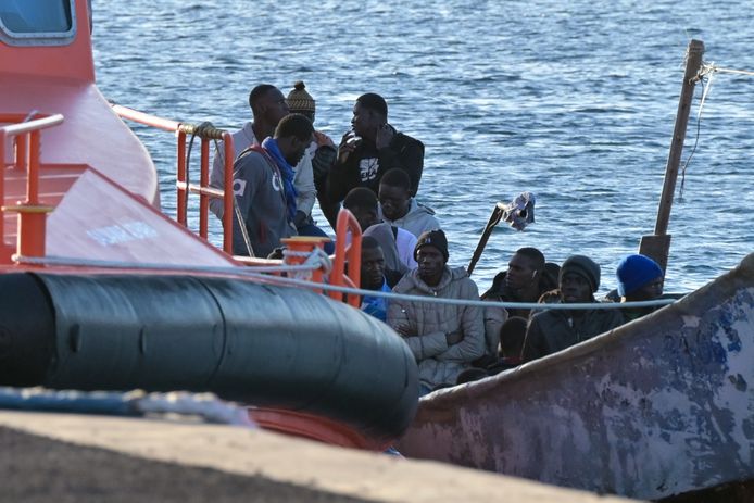 De Canarische Eilanden, die zich ten noordwesten van Afrika bevinden, kampen met de ergste migratiecrisis sinds 2006. Zaterdag werden diverse reddingsacties op touw gezet door de Spaanse kustwacht.