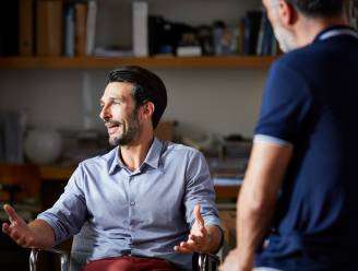 Ben jij zo iemand die het gesprek altijd naar zichzelf stuurt? Dit kan je doen als je een ‘gespreksnarcist’ bent