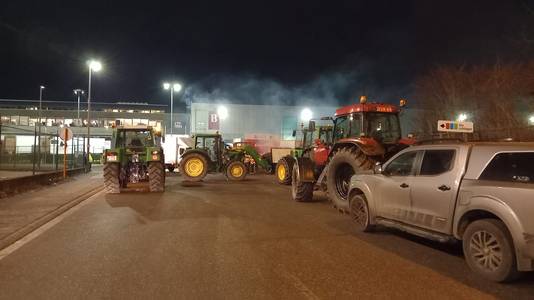 Boeren blokkeren het depot van Delhaize in Zellik.