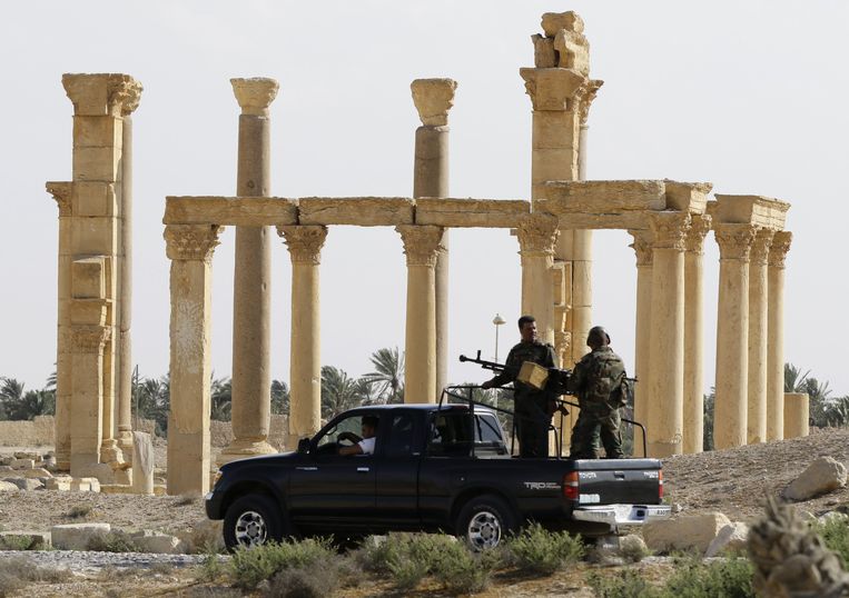 Het Syrische leger patrouilleert in de historische stad Palmyra om plunderingen door IS-strijders te voorkomen. Beeld AFP