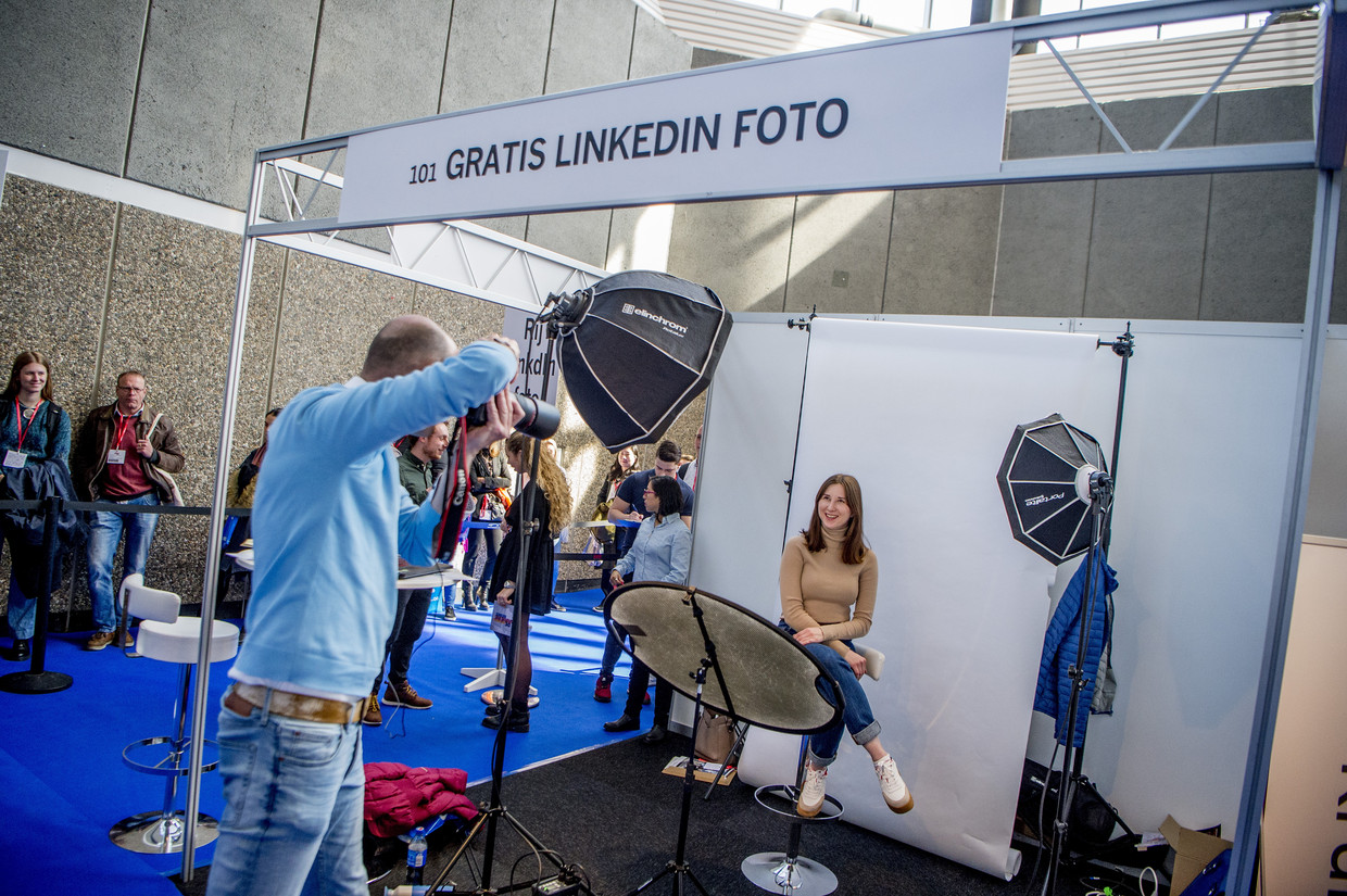 Werkzoekenden kunnen een foto voor hun LinkedIn-profiel laten maken op De Nationale Carrièrebeurs in Amsterdam, 2019. Beeld Michel Utrecht / ANP
