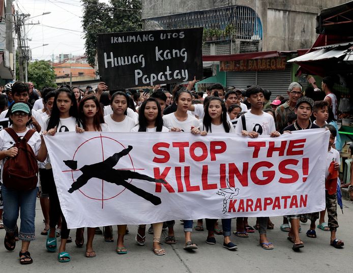 Duizenden mensen zijn de straat op gegaan om te betogen tegen de drugsoorlog die president Rodrigo Duterte voert in de Filipijnen. Zij verschenen op de uitvaart van een tiener die door de politie door zijn hoofd werd geschoten omdat hij drugkoerier zou zijn.