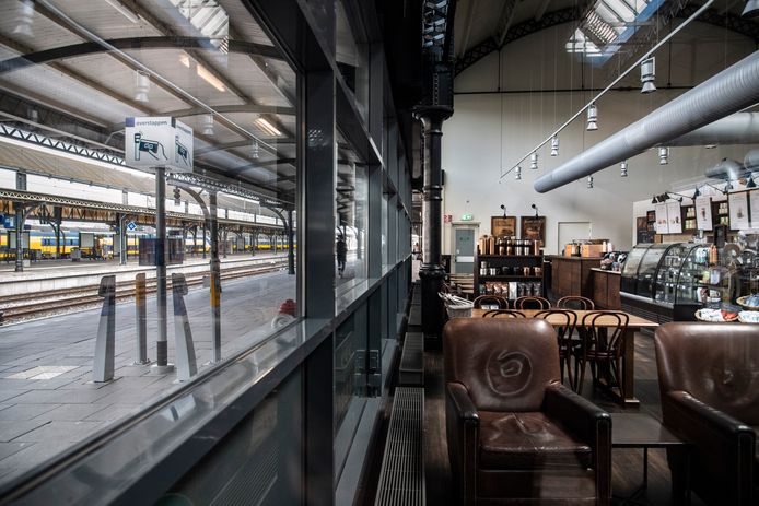 Een uitgestorven treinstation in Nijmegen, waar onder meer de Starbucks is gesloten: de gevolgen van corona treffen de Waalstad hard en zullen ook na 6 april blijven voortduren.