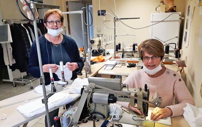 Frieda Van den Borre en Magda De Bolle zijn in hun atelier gestart met het maken van mondmaskers.