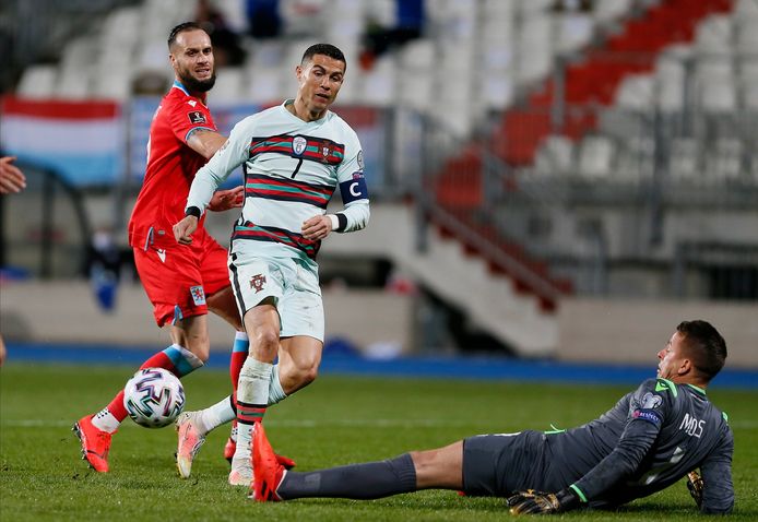 Moris komt als winnaar uit de bus in een rechtstreeks duel met Ronaldo.