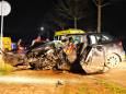 Auto knalt tegen boom in Ulicoten: bestuurder zwaargewond, politie onderzoekt mogelijke straatrace