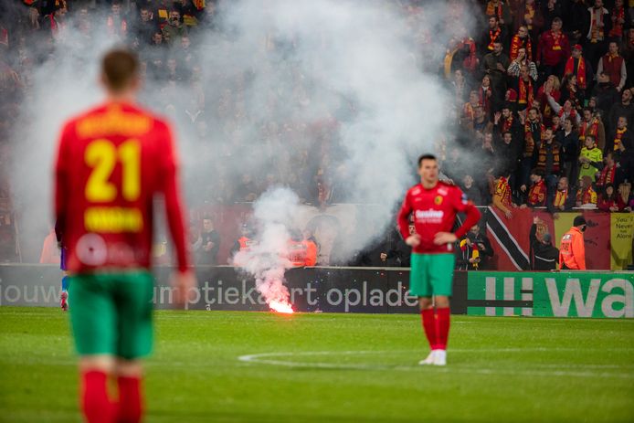 Een bommetje belandt op het veld tijdens de wedstrijd.