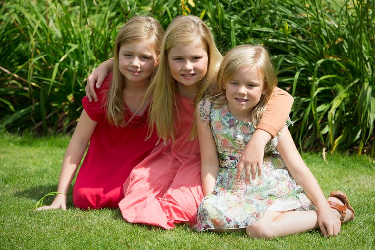 Haar grote zus-taken neemt Amalia altijd heel serieus, dus als er wat verlegenheid dreigt te ontstaan tijdens een fotosessie weet de lucht altijd te klaren, 2013. Beeld Koninklijk Huis