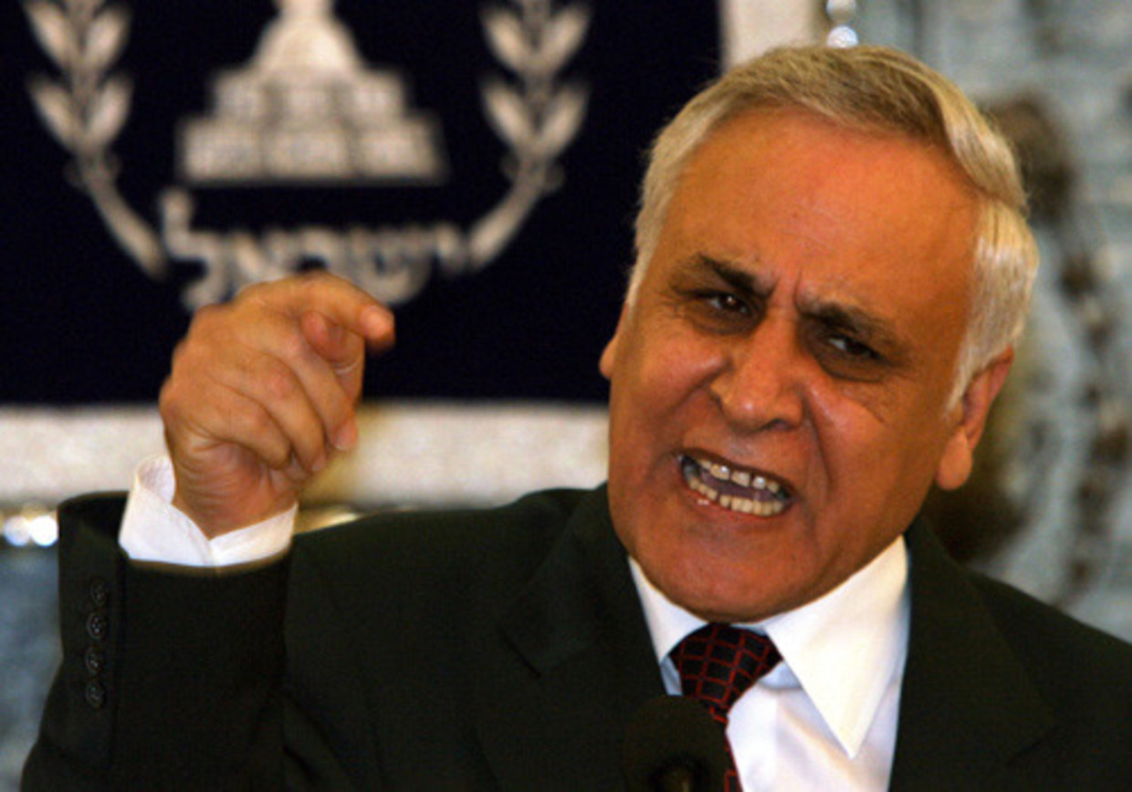 Tijdens een persconferentie die live op de IsraÃ«lische tv is uitgezonden fulmineert president Moshe Katsav woedend tegen de aantijgingen waarin hij beschuldigd wordt van verkrachting en seksuele intimidatie. Katsav is tijdelijk teruggetreden als president. (EPA) Beeld 