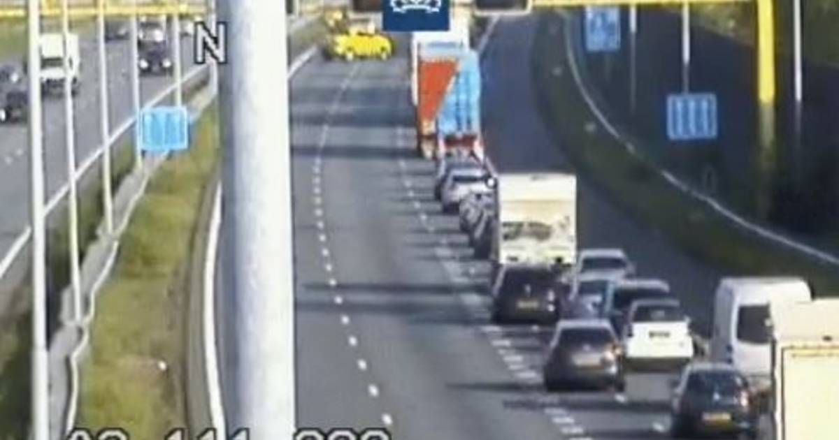 Ongeluk met meerdere autos op de A2: drie kwartier vertraging.