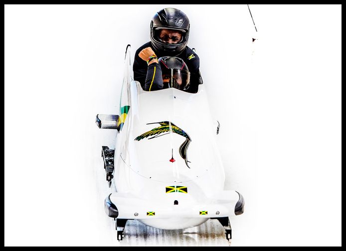 De Jamaicaanse bobsleevrouwen met rechts Jazmine Fenlator-Victorian en links Carrie Russell voor de start.