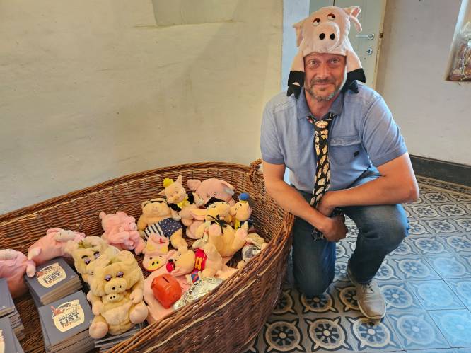 Bouwvakker Yves (49) toont voor het eerst collectie varkens: “Ooit kreeg ik een echt varken. Dat heb ik zelf geslacht”