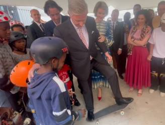 KIJK. Filip zoals je hem nog nooit hebt gezien: koning leert skateboarden tijdens staatsbezoek in Zuid-Afrika