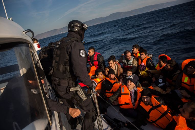 Medewerkers van Frontex redden bootvluchtelingen voor de kust van het Griekse eiland Lesbos. Beeld AP