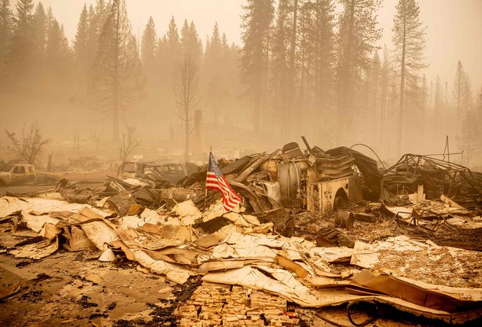 De Amerikaanse vlag is geplaatst op de restanten van een brandweerkazerne in Californië.