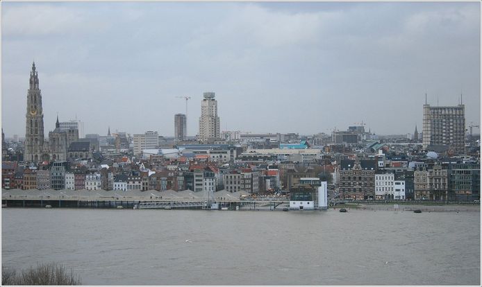 De Schelde in Antwerpen, uit haar oevers getreden.