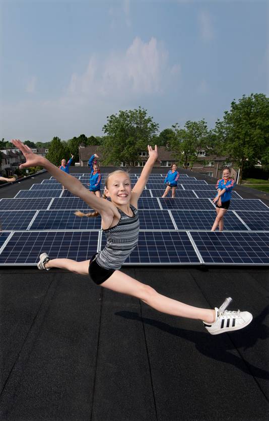 Mees van Abeelen liet jaren geleden al zien dat er op de sporthal van GV Tabitta  zeker 40 zonnepanelen op het dak liggen.