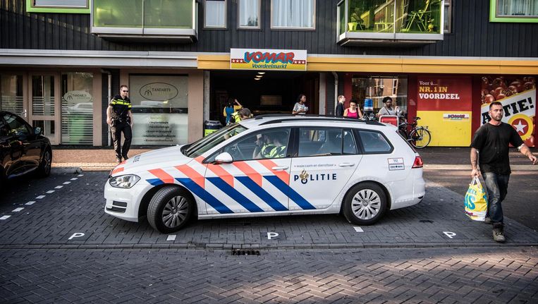 Politie voor de supermarkt in de wijk Poelenburg in Zaandam. Beeld anp