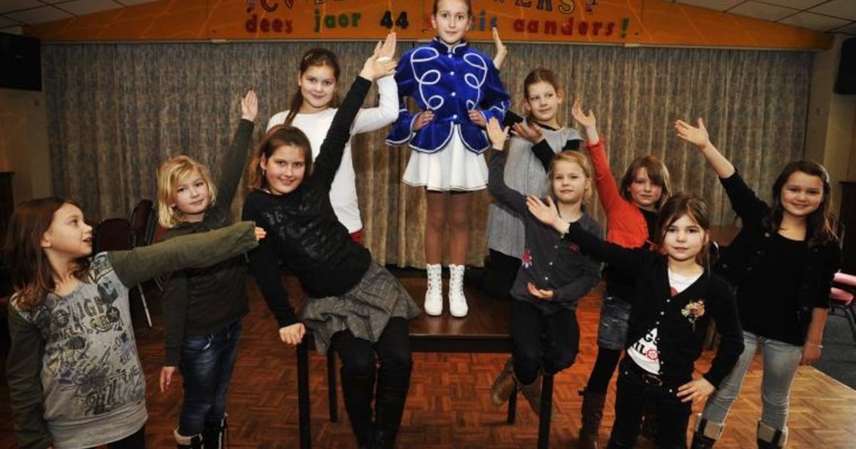 Dansmariekes van Haghorst dansen in het blauw