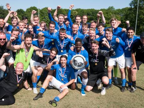Ex-prof Brayton Biekman pakt titel met Houten: ‘Op je oude dag kampioen worden, is toch fantastisch?’