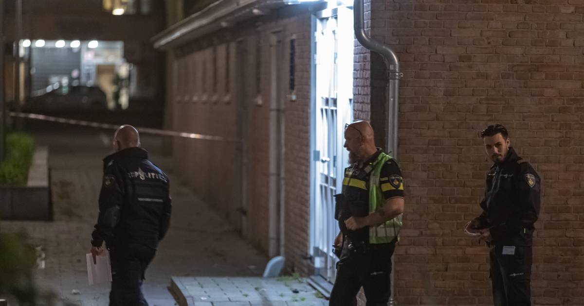 Bij een schietincident voor het Zadkine College in de Agniesebuurt is een man gewond geraakt. .