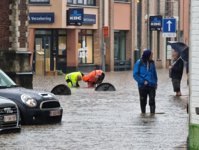 Wateroverlast in het centrum van Sint-Genesius-Rode na een zwaar onweer.