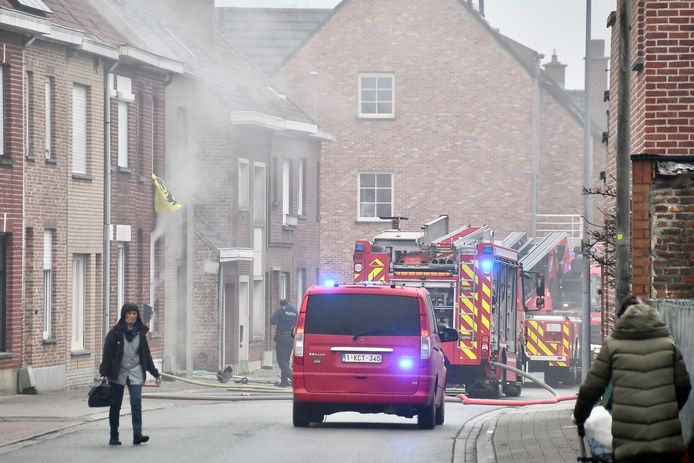 De brand in een rijwoning langs de Vrijstraat in Moorsele ging gepaard met nogal wat rookontwikkeling.