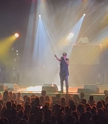 Insultes, gestes déplacés et état second: Matt Houston viré après un concert catastrophique au Zénith de Paris