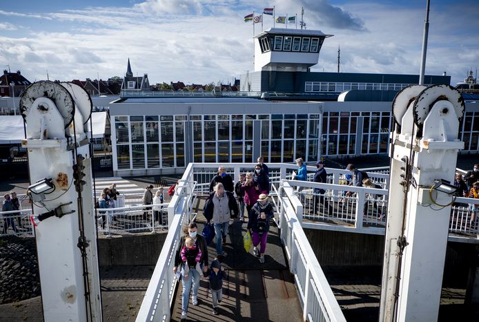 Reizigers gaan aan boord van de veerboot