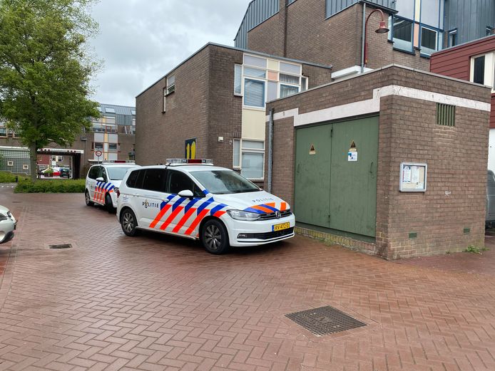 Politieauto's verzamelen zich bij een woning aan de Marsdiep in Harderwijk waar een melding vandaan kwam van een schietpartij.