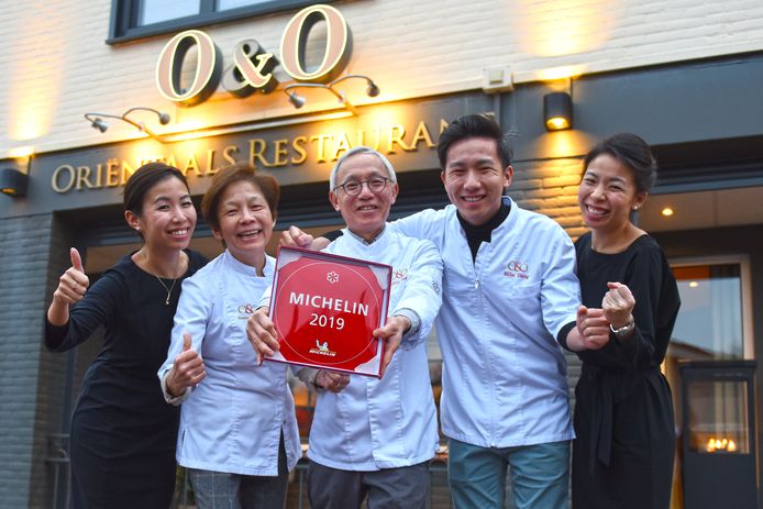 Archiefbeeld: de familie Tsang van restaurant O&O in Sint Willebrord met de eerste Michelinster die het restaurant ontving, in 2019.